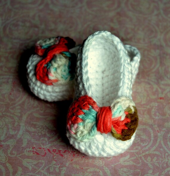 Items similar to Baby shoes with Bow, Crochet shoes, White baby Shoes
