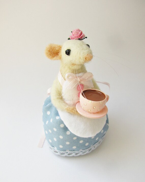 Tea time needle felted mouse