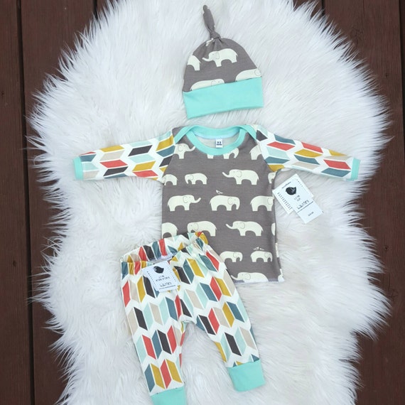 Organic baby boy shirt leggings knot hat set. Coming home