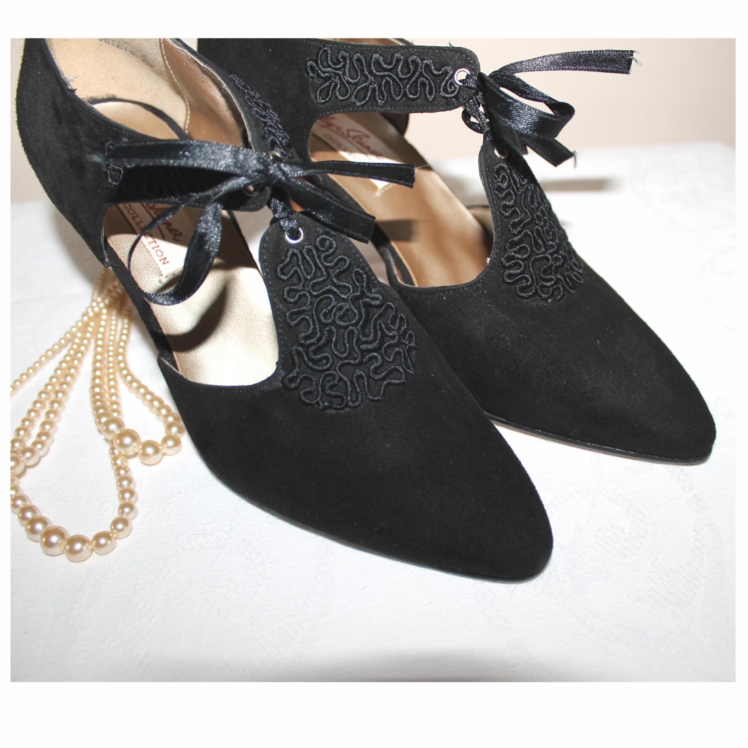Black suede high heel shoes . Made in Spain. di lizzylovesvintage