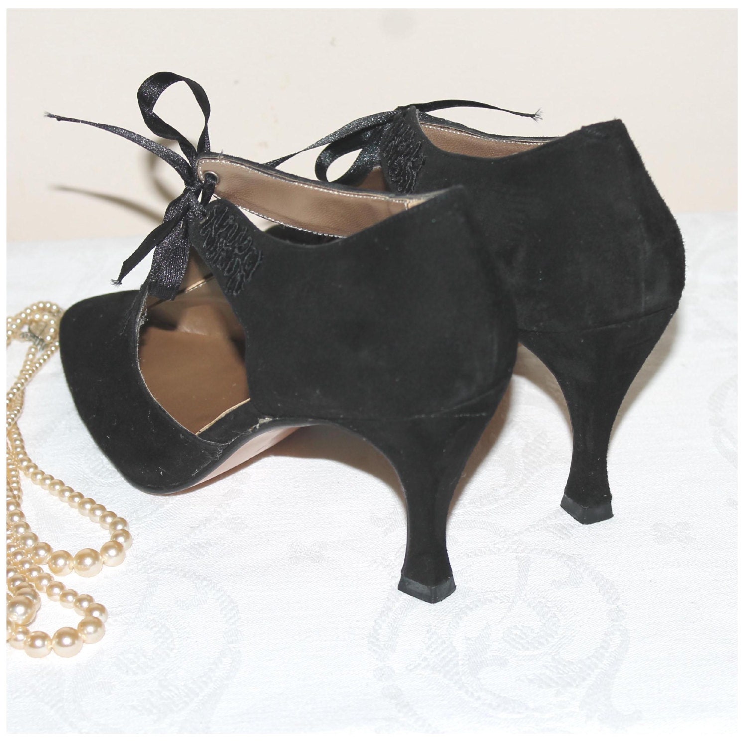 Black suede high heel shoes . Made in Spain. di lizzylovesvintage