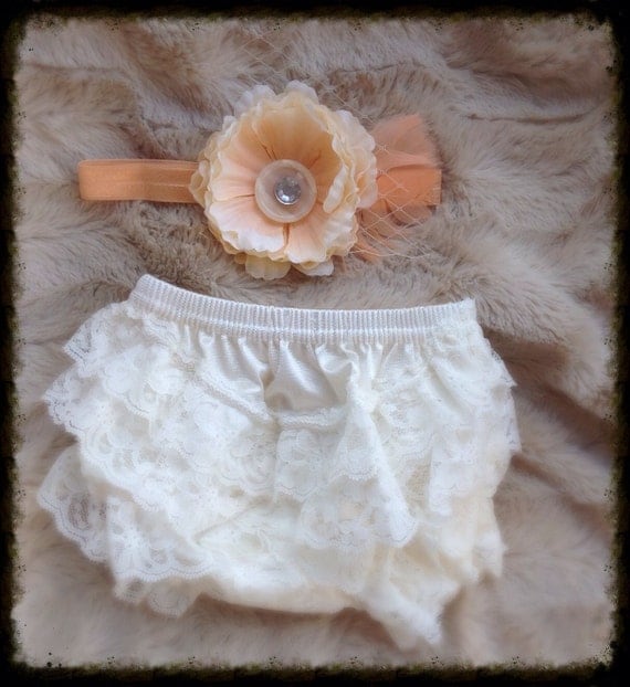 Newborn Outfit. Lace Bloomers and Matching Peach Flower