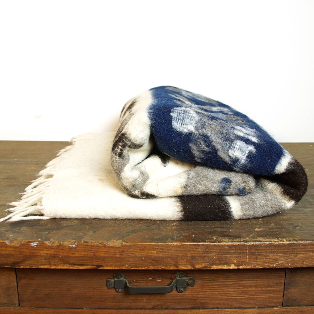 Striped Wool Camp Blanket / People and Stripe Pattern