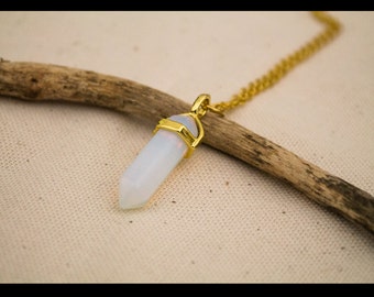 Collier "Théodora" - pendentif cristal opaline avec chaîne dorée