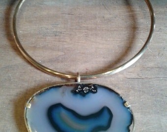 BERCEAU. Collier, pendentif en pierre naturelle (agate, laiton)