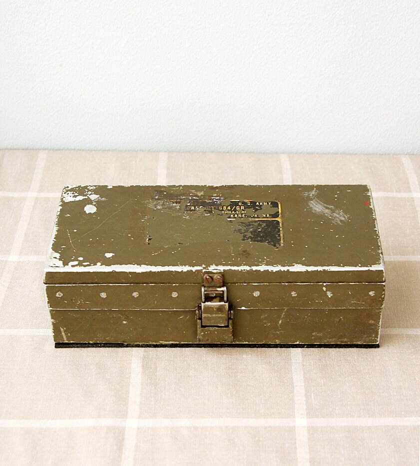Vintage US army metal box 1950's Signal corps case