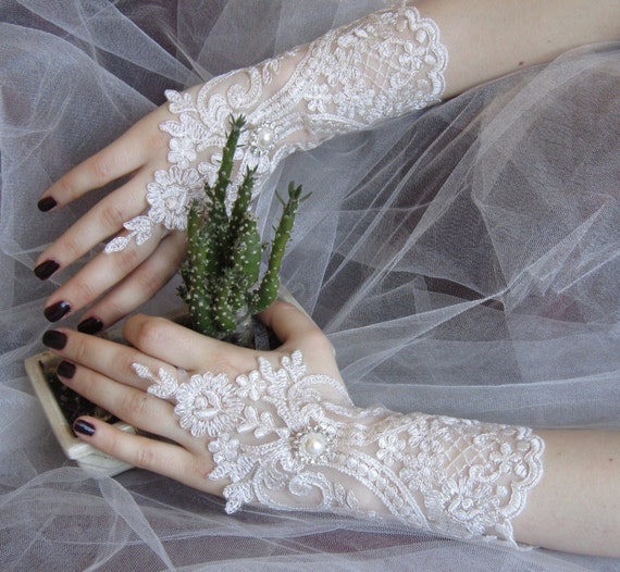 Ivory lace gloves / bridal gloves,french lace gloves ,fingerless, wedding glove,bridal accessories