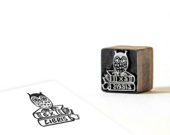 Ex Libris Stempel Eule auf Buch