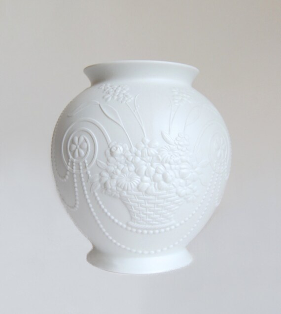 AK Kaiser Matte White Bisque Vase Vintage M. Frey 0247 Porcelain