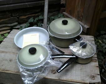 VINTAGE 7 Piece French Style Gourmet Cookware Set. Genuine Porcelain. Fired on No-Stick Interior. Skillet. Sauce Pans. Dutch Oven.Never Used