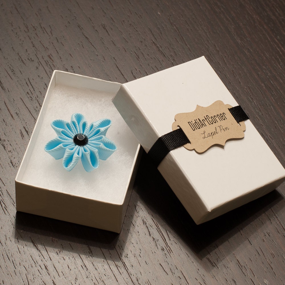 Light Blue Daisy Flower Lapel Pin