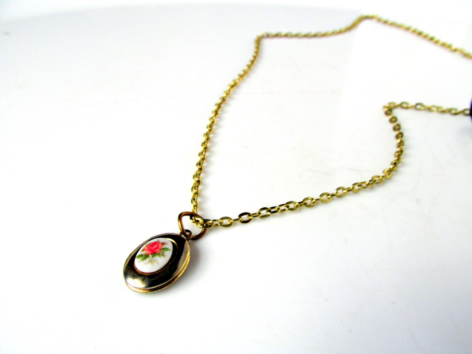 Rose Locket Necklace Red Blooms On White Oval Gold Tone Locket