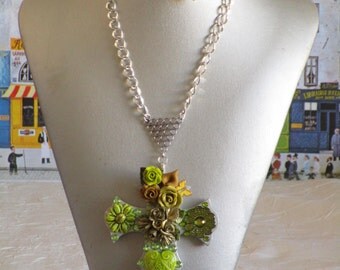 Collier pendentif "série de croix fleuries 25"
