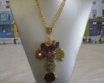 Collier pendentif "série de croix fleuries 26"
