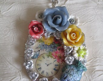 Broche métal argentée et porcelaine froide "Une charmante façon de lire l'heure"