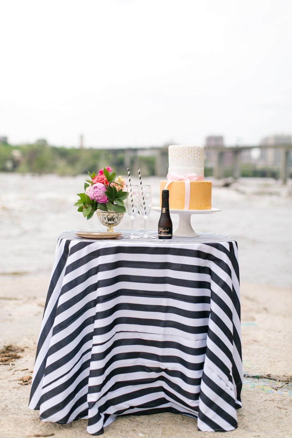 Whitelaw Crest Tablecloth - Black Style