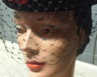 Vintage 50s velvet pinwheel design hat with feathers