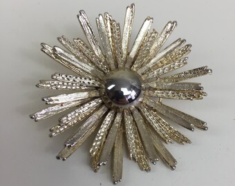 textured gold starburst flower pin brooch 60s