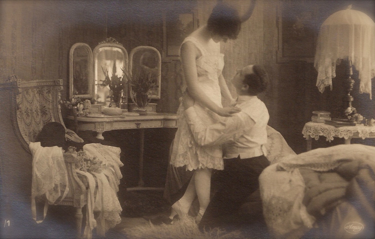 Boudoir intime chambre scène romantique couple chic chic par 1898