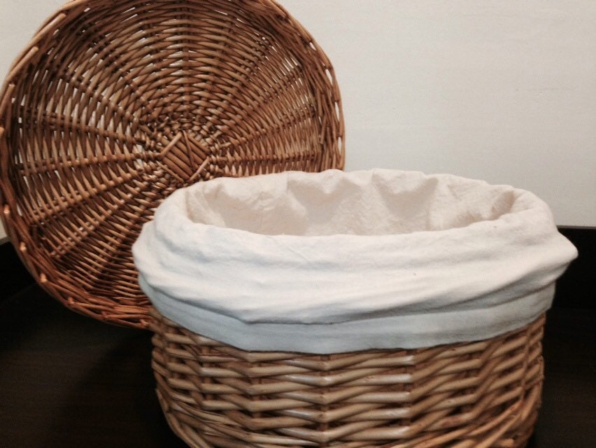 Vintage wicker bread basket with liner and lid perfect for thanksgiving