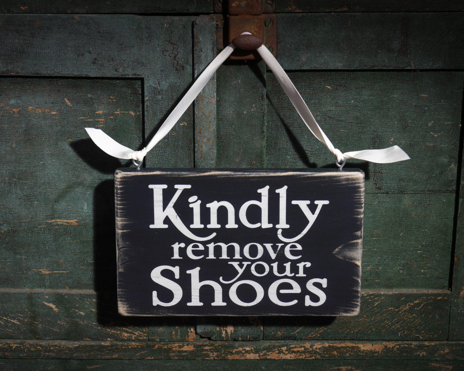 These your shoes. Remove your Shoes. Топпер Винтажная дверь. Your Shoes картинки. Kindly здесь рады детям.