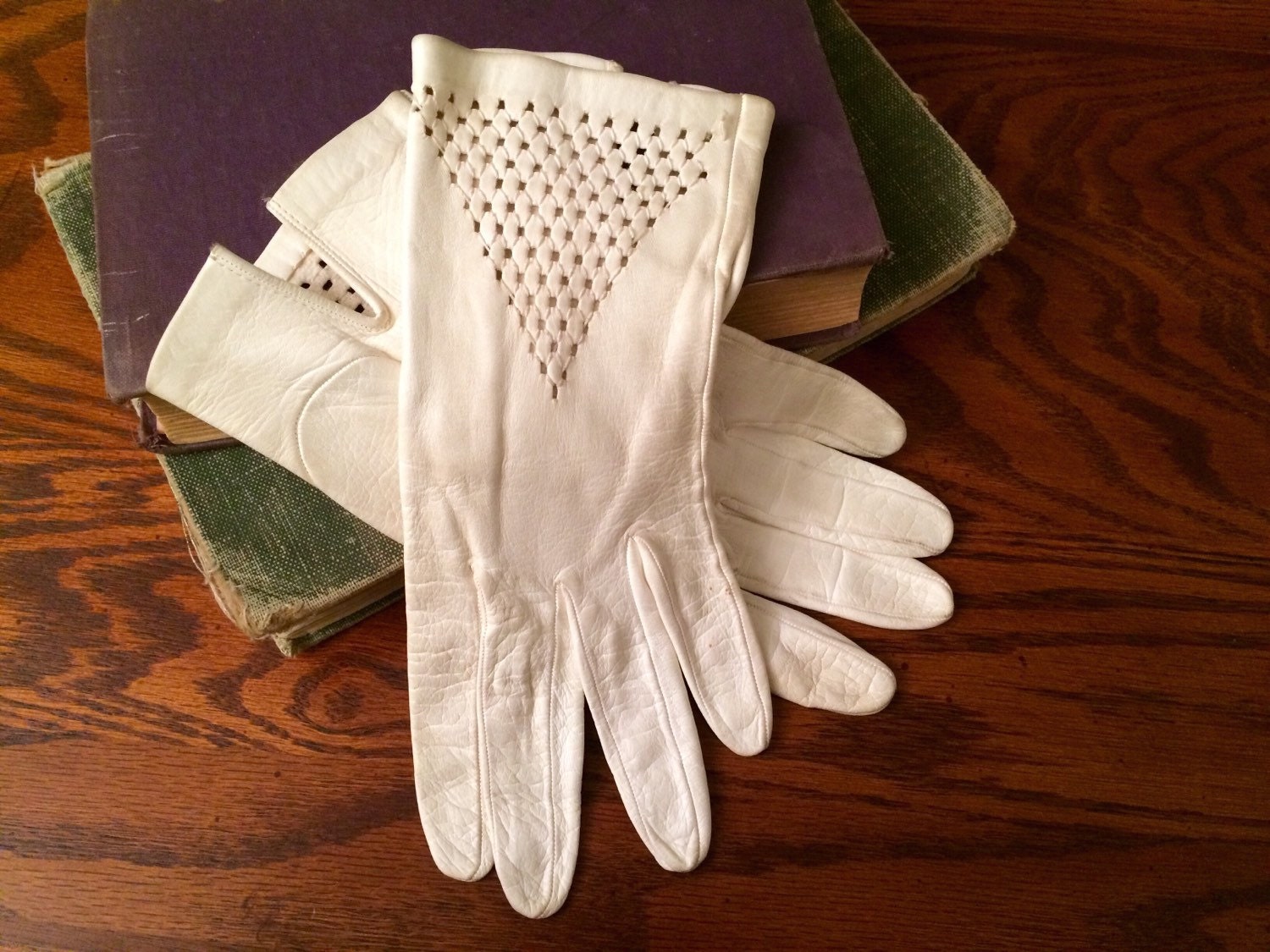 Vintage cream embellished leather wrist gloves size 8 Haute Juice