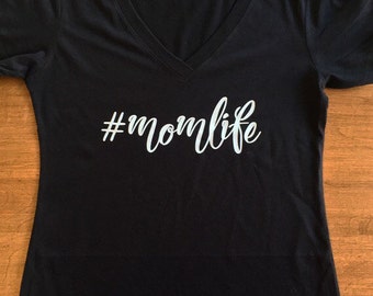 Mom life - #MomLife - V-Neck Tee