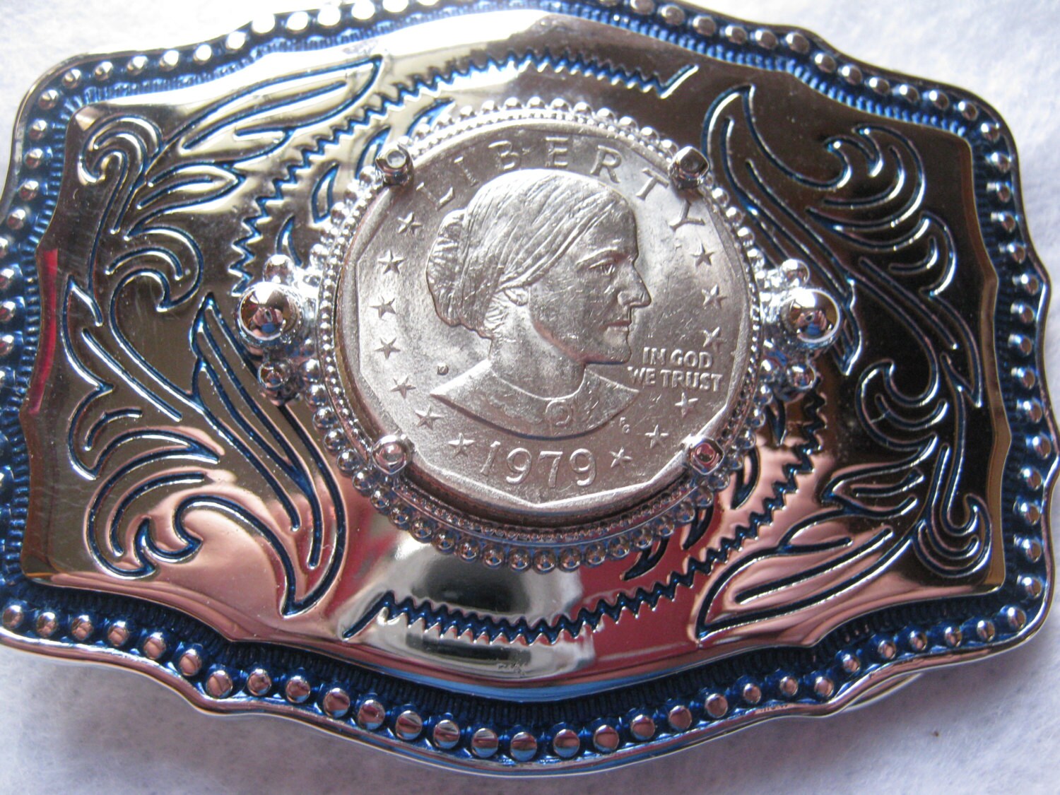 Belt buckle Western style silver tone trimmed in blue Susan