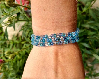 Elastic stretchy bracelet, blue pattern.