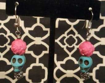 Day of the Dead, DOTD, handmade drop earrings. Turquoise skull with a pink flower. Beaded. Howlite skull.
