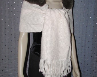 Superbe châle en laine et garni de fourrure de renard brun\Superbe champagne wool shawl or scarf with brown fox fur trim