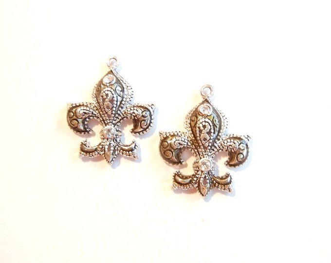 Small Pair of Antique Silver-tone Fleur De Lis Charms with Light Black Wash Accent