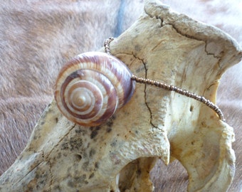 Collier coquille d'escargot et perles de rocailles