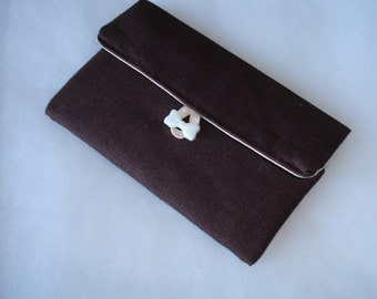 Pochette mouchoirs en lin couleur marron foncé et coton écru
