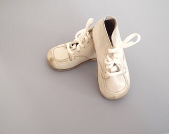 Vintage Baby Shoes, 1950's White Leather Lace Up Baby Shoes, White Leather Toddler Shoes, Vintage Baby Shoes, Leather Baby Shoes, Size 5