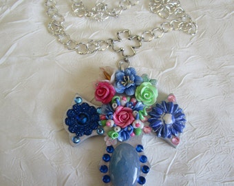 Collier pendentif "série de croix fleuries 27"