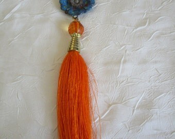 Collier plastron pendentif "Anémone avec pompon"