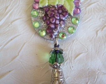 Broche métal argenté et céramique "Une grappe de raisin"