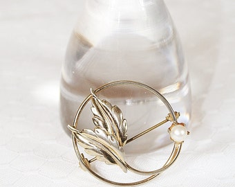 Vintage Circle Pin Faux Pearl Simply Elegant Great Gift Idea Under 20 Dollars