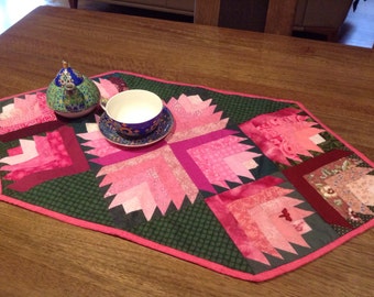 Rosebud patchwork and quilted table runner