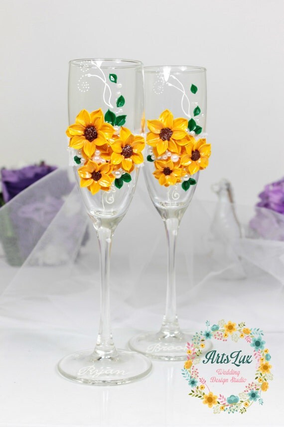 Le design floral lumineux et ensoleillé de cette magnifique verres à champagne tournesol ajoute chaleur