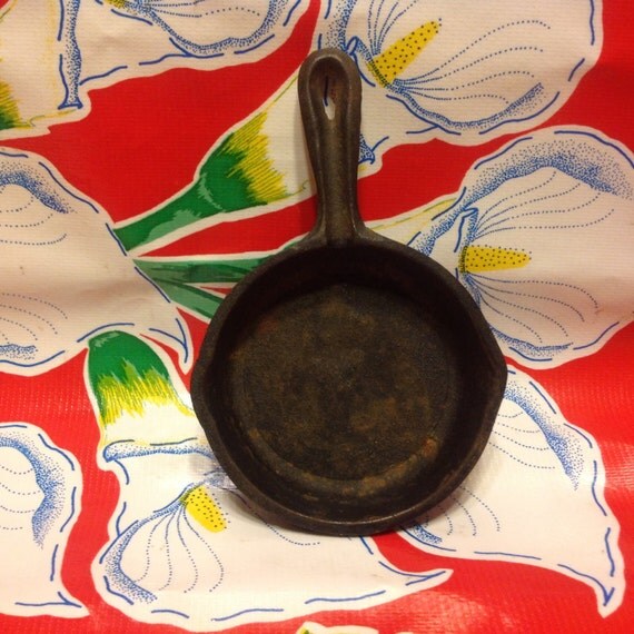Vintage cast iron skillet shaped ashtray