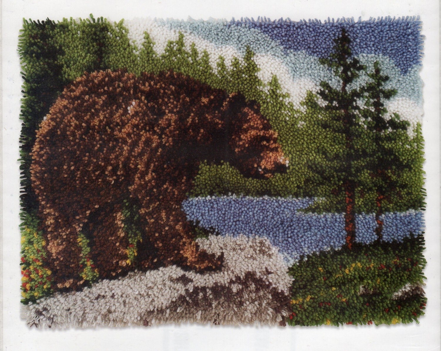 GRIZZLY BEAR Latch Hook Rug Kit Brand New