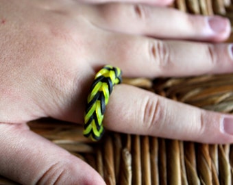 Rainbow Loom Ring ~ Rubber band Ring in Black and Yellow