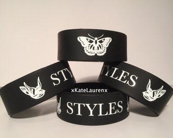 Harry Styles (One Direction) tattoos and last name bracelet