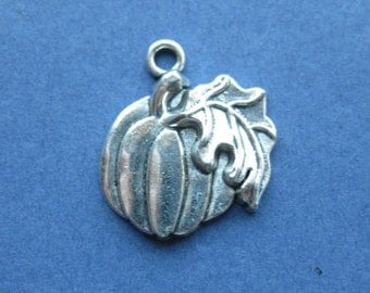 5 Pumpkin Charms - Pumpkin Pendants - Halloween Charm - Thanksgiving Charm - Fall Charm - Antique Silver - 21mm x 18mm --(No.5-10609)