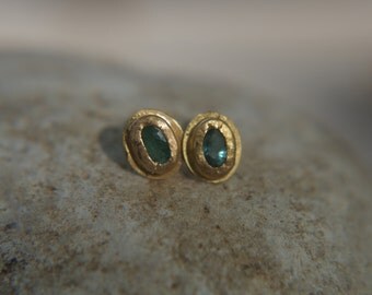 solid 22k gold-emerald Earrings-Gold Studs-stud earrings-22k earrings- emerald earrings- 22k stud with stone-emerald earrings-green stud