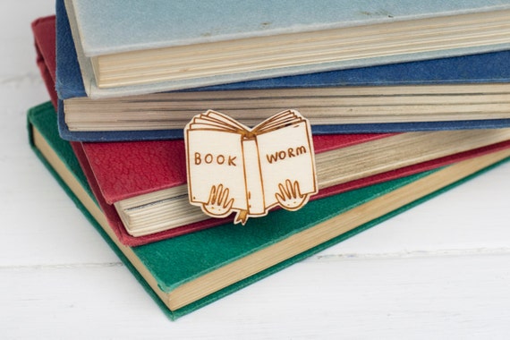 Broche en bois de ver livre