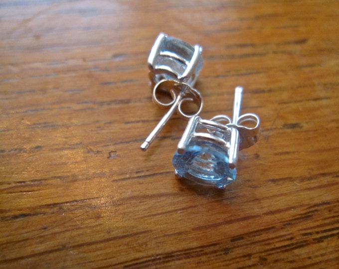 Aquamarine Stud Earrings, 7mm Round, Natural, Set in Sterling Silver E848