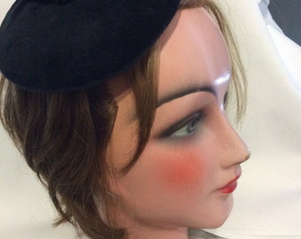 Black Samtfascinator with handmade striped flower